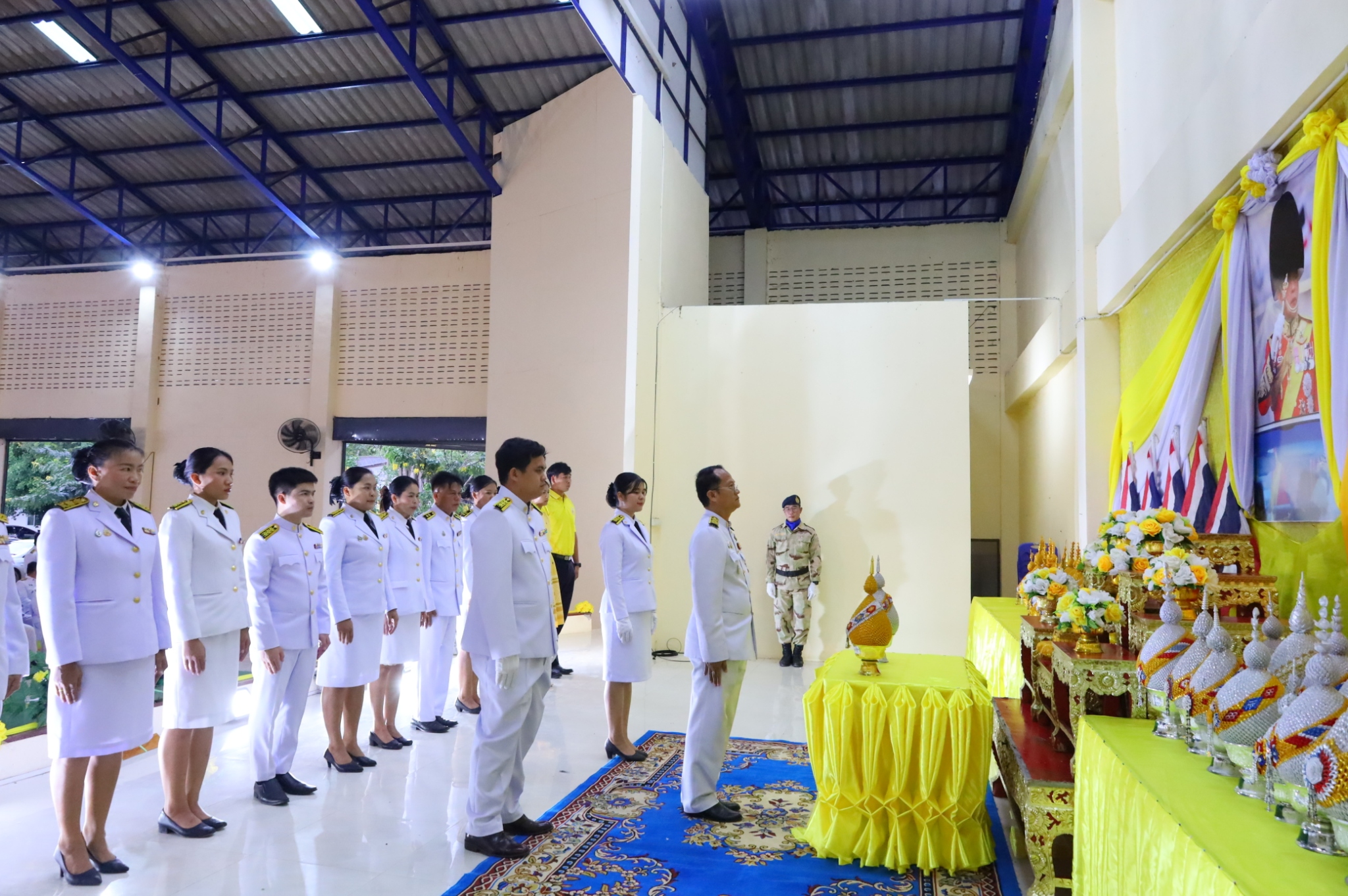 โรงเรียนเจียงทองพิทยาคม ร่วมพิธีถวายเครื่องราชสักการะและวางพานพุ่ม และพิธีจุดเทียนถวายพระพรชัยมงคล เฉลิมพระเกียรติพระบาทสมเด็จพระเจ้าอยู่หัว